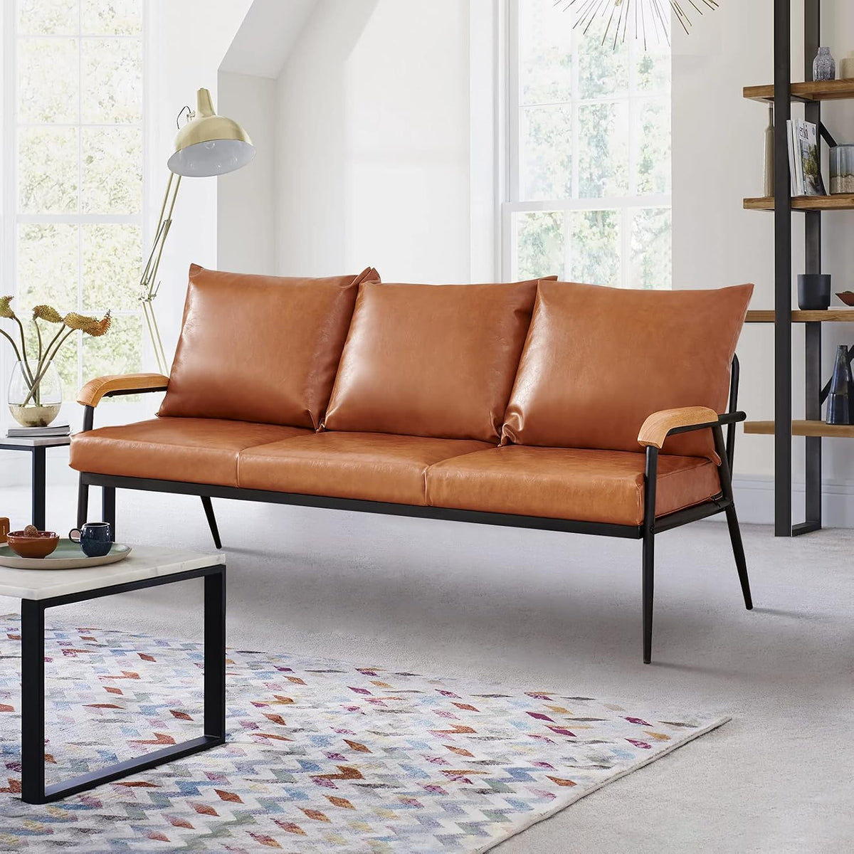 Sofa Stilvolles, Braun, 3-Sitzer- aus Kunstleder mit Armlehnen aus Holz und, bequeme gepolsterte Sitzgelegenheit für Wohnzimmer
